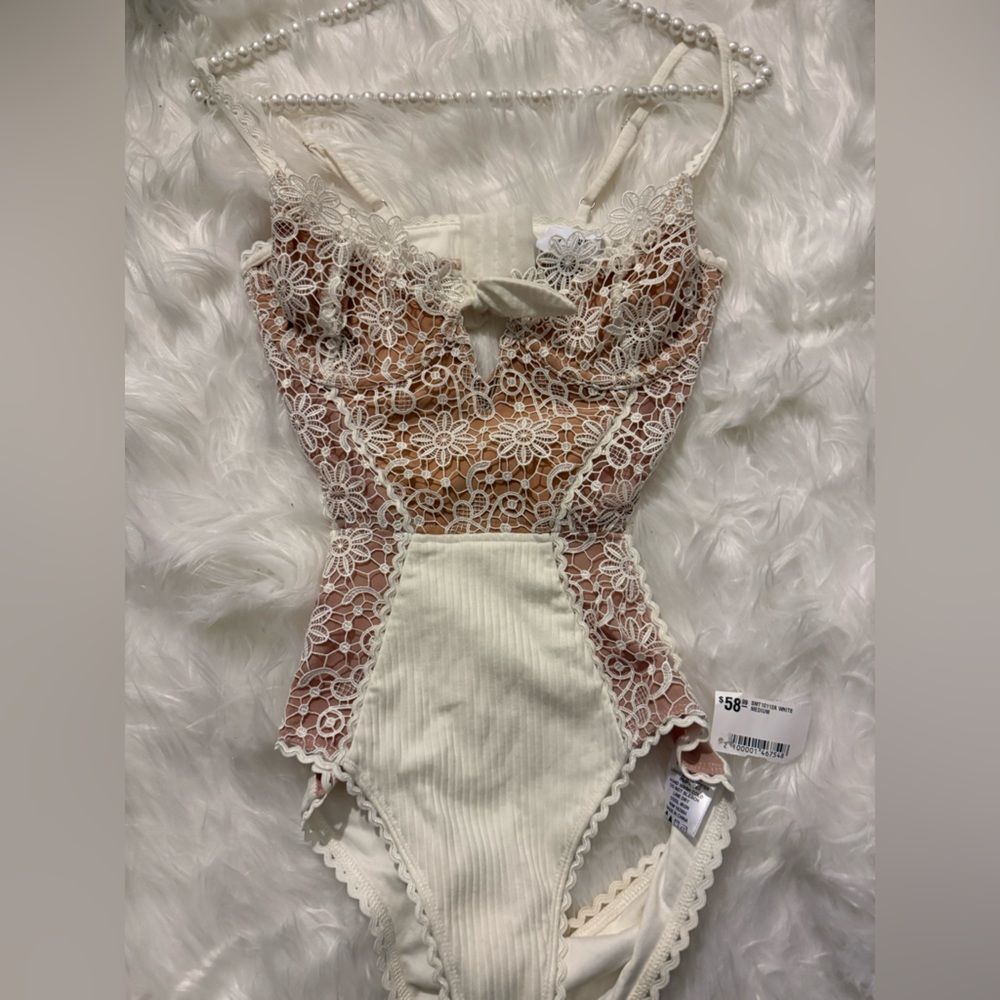 Ivory Floral Lace Ribbed Bodysuit — Women’s Lace-Trim Bodysuit